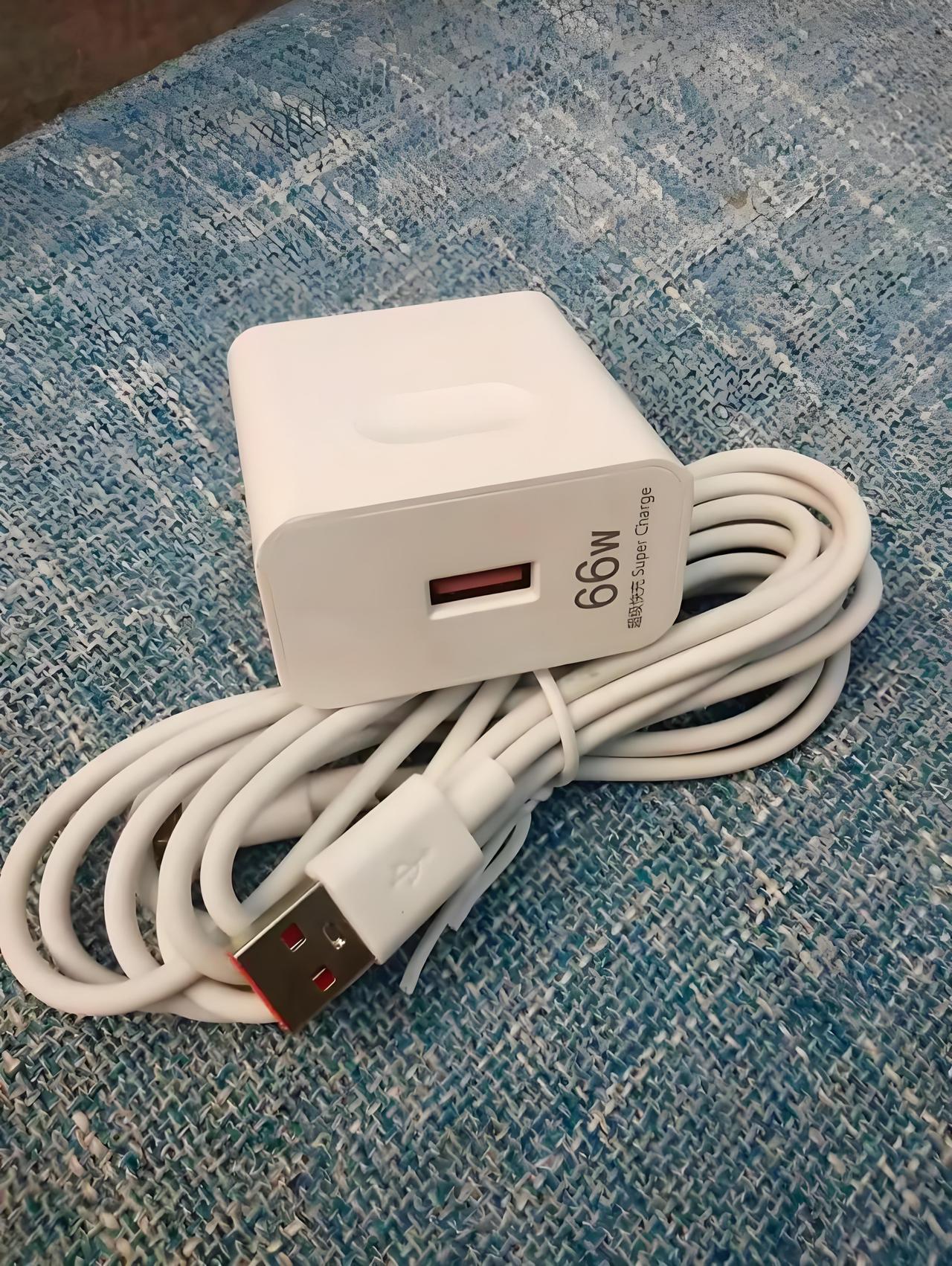 很多人习惯在家中将手机充电器插在插排上，等待需要用时再拔。其实，这个习惯存在一定