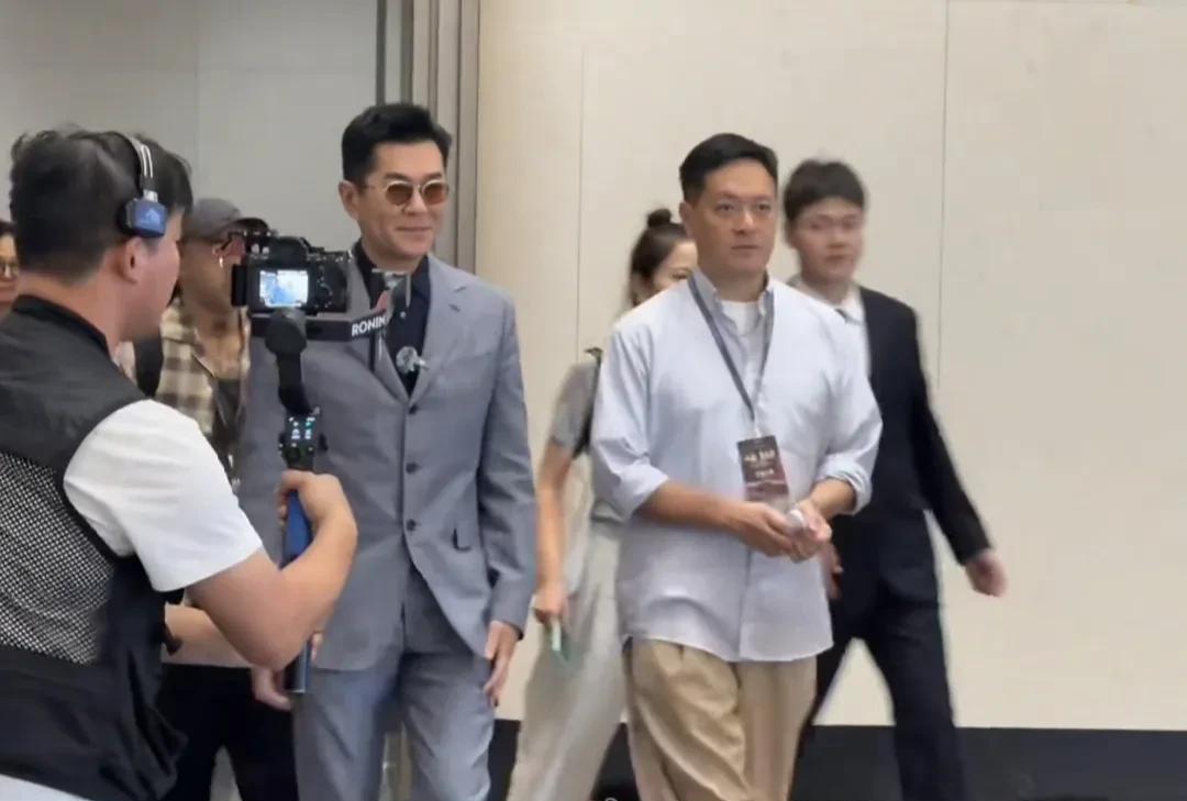 古天乐出席奇瑞风云A9L发布会老牌港星穿衣很严谨尤其是西服套装，看古天乐衬衣