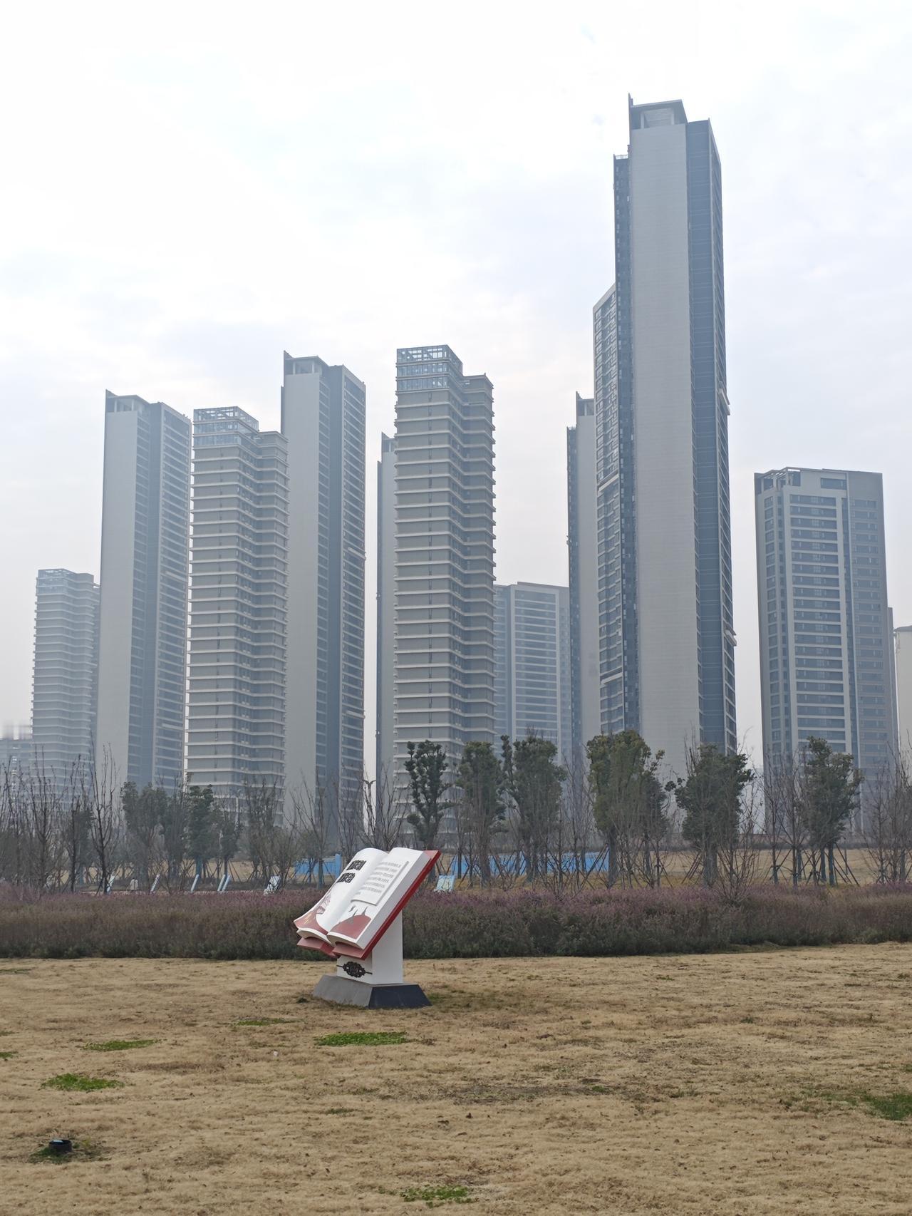 中小学副高职称和高校副高工资不一样。中小学教师里义务教育教师工资是事业单位的1.