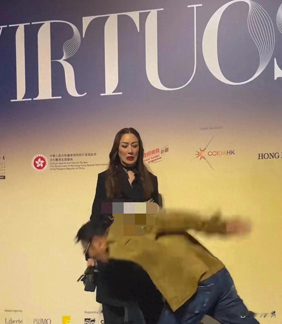 任达华，参加活动绊倒，妻子反应惹热议！今天，任达华在参加活动上台时，一个不注