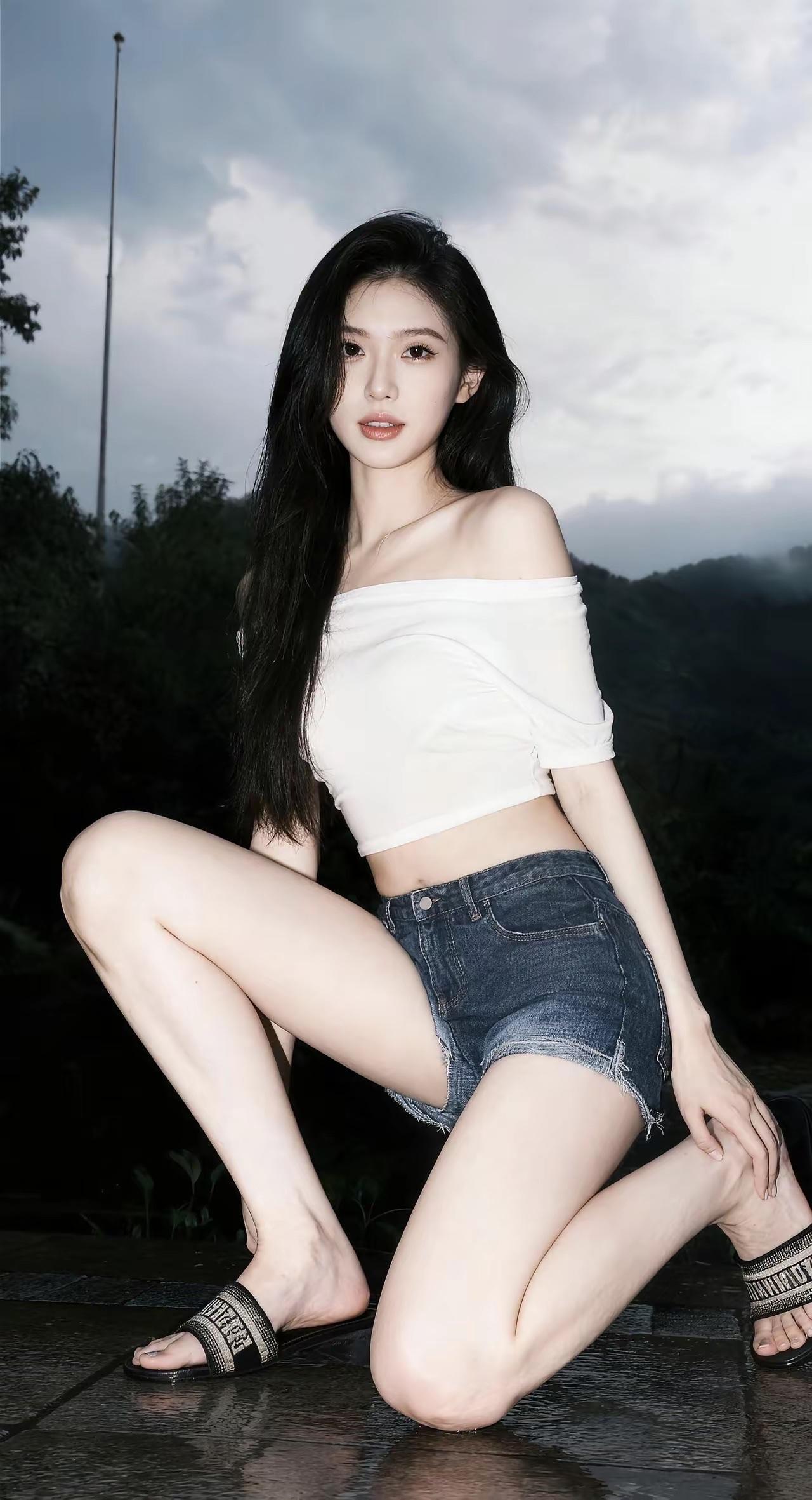 女子穿的拖鞋为她加分不少