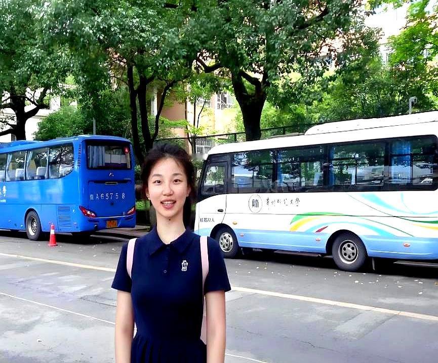 当红包被定成28万时，家里的秤就歪了。复旦录取刚落定，母亲把多年积蓄掏出来，只