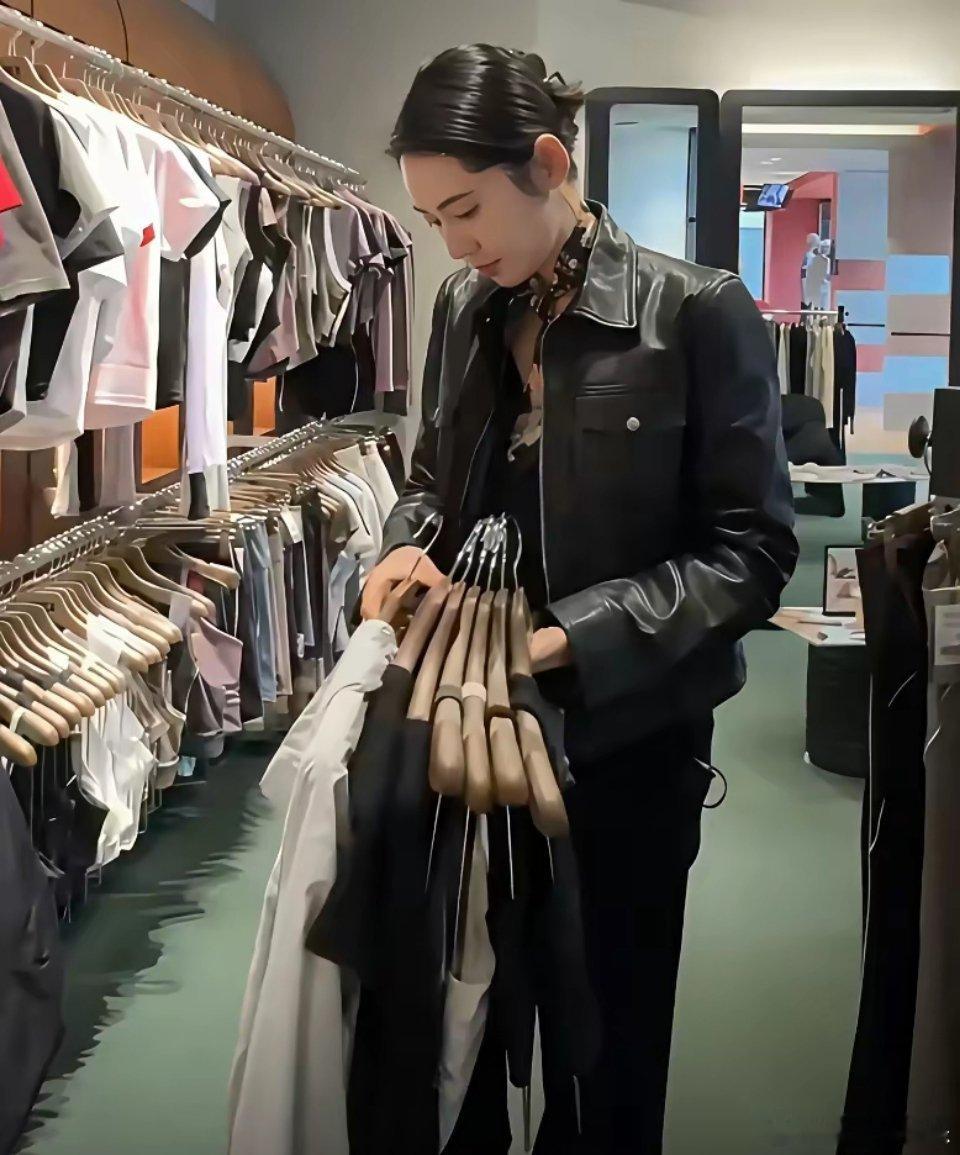 果然是有钱了！秋瓷炫回韩国扫货，买17件衣服、15个包，消费近百万刷于晓光的卡…