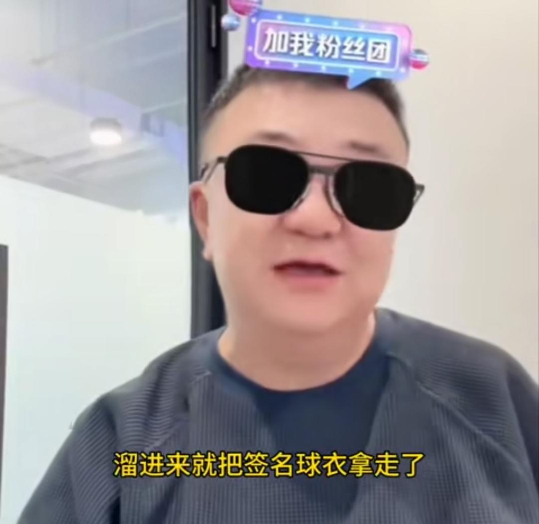 董路说李晓华为他们举行的庆功宴上比较混乱，有人竟然顺手牵羊，偷偷溜进去把150个