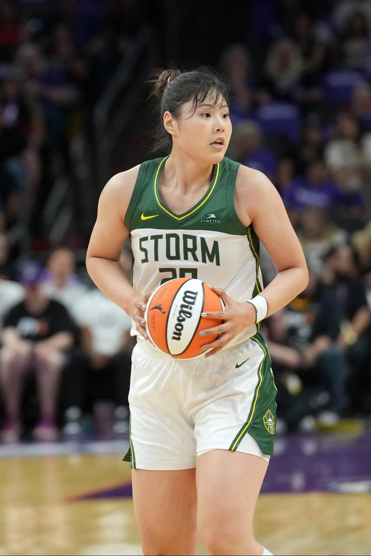 中国女篮李月汝获得美媒的认可！很高兴，咱们李月汝本赛季WNBA兜兜转转之后，