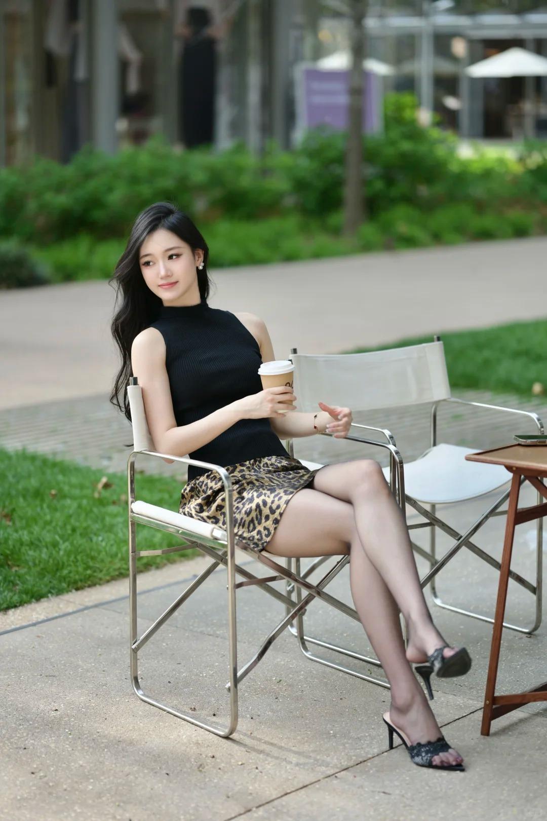 咖啡配阳光，是今日份的松弛感黑针织+豹纹裙，裹着春日的温柔一杯咖啡放在手
