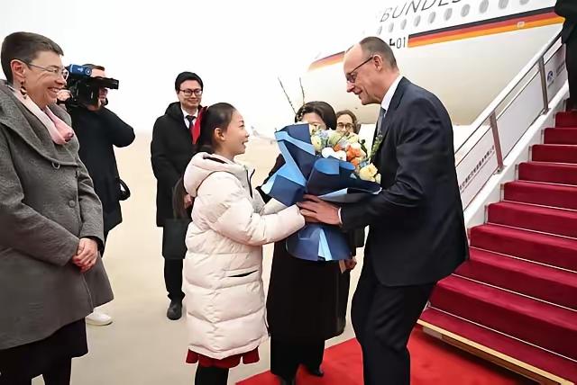 默茨刚落地北京，这一幕，全世界都看明白了！​德国总理默茨，今天正式抵京访华。这