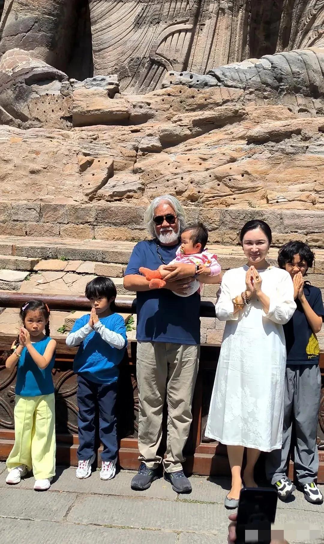 张纪中一家大同旅游，夫妻俩携儿带女租中巴出行，张导真是老当益壮，75岁了一路上亲