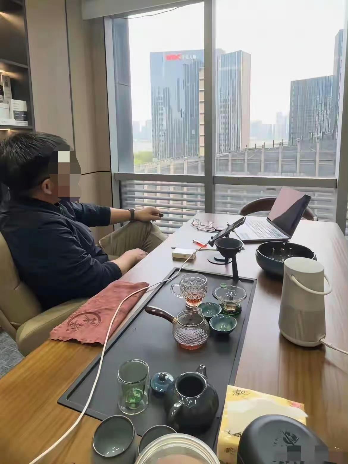 发现很多中小企业老板，比如十几二十人的时候，刚刚拿了个办公室，会给自己搞一个很大