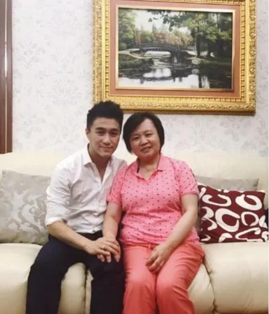 一次，赌王何鸿燊家的保姆，买彩票中了3000万，保姆乐坏了，她问赌王的儿子何猷君