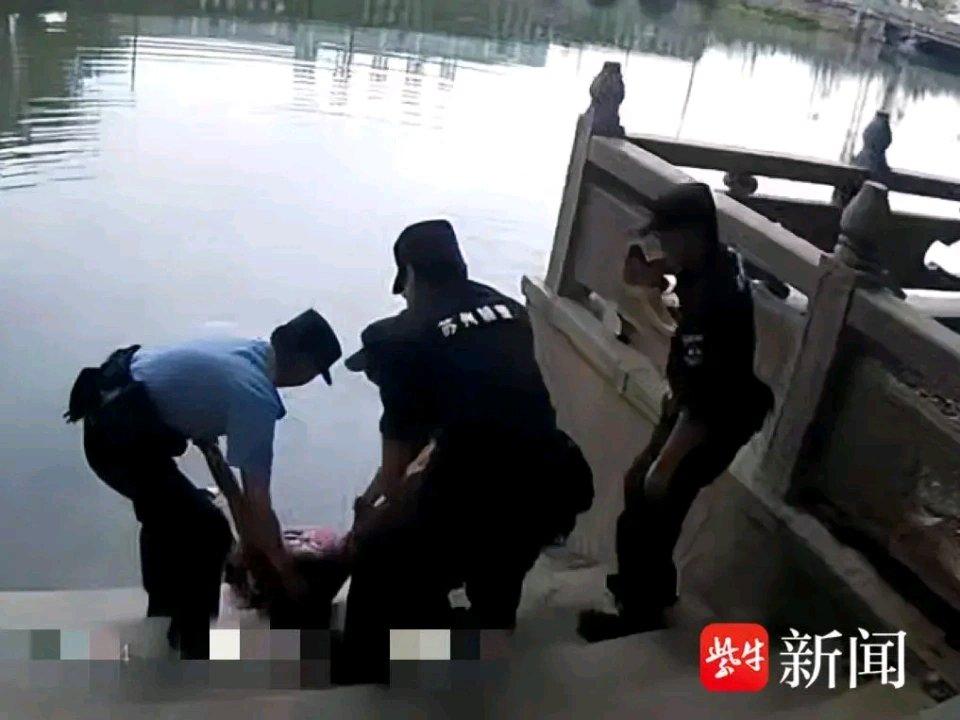 苏州这事儿太惊险！50多岁的王女士去垂虹公园散步，天热就脱鞋下河蹚水消暑。谁能想