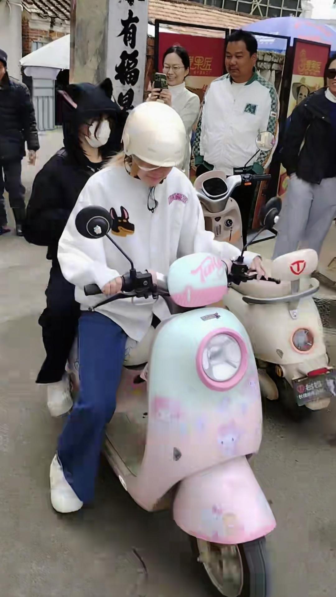 11月20日，全红婵回广东湛江农村老家了，一回家全红婵就坐不住了，直接坐在电动车