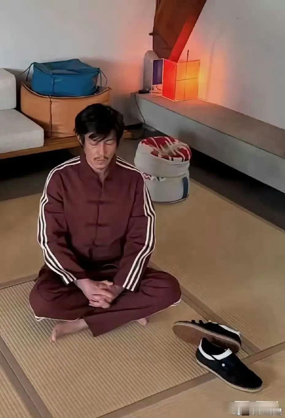 陈冠希晒在家打坐的照片