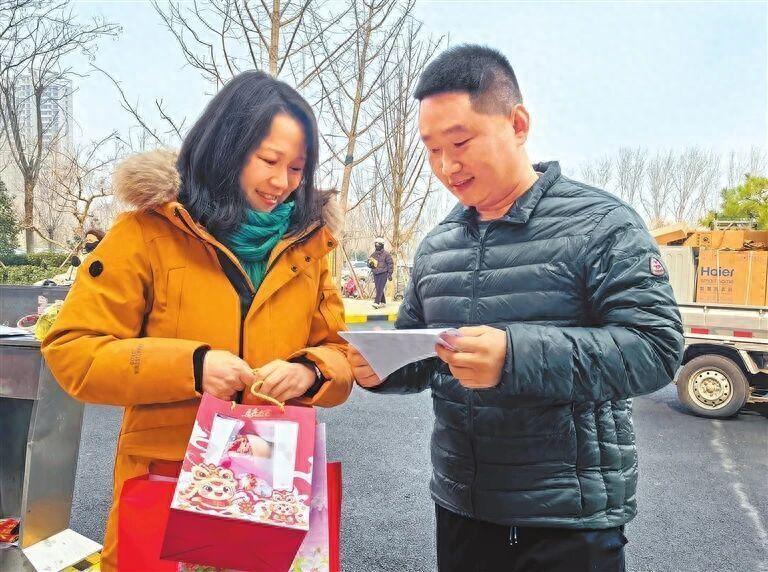 北京，一女子坐车前往河南见素未谋面的男子，见面后，女子冲上去拥抱男子含泪道：对不