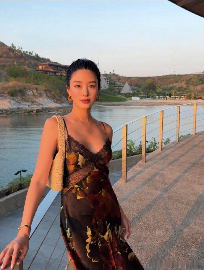 杨采钰和大海约会杨采钰在社交平台上分享自己的海边照片，真的太太太太太美了，果然