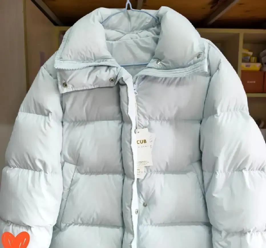 浅色羽绒服穿一次就废刚上身十分钟，袖口蹭上地铁扶手，回家一看两道灰印，干洗