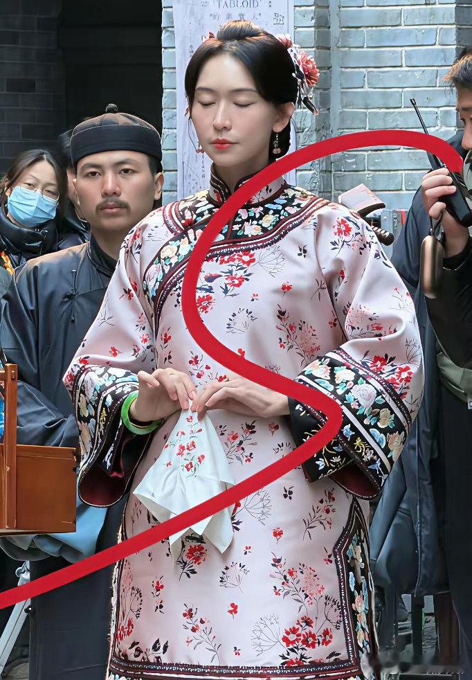 林志玲《玉兰花开君再来》路透之前就有听说林志玲进组了《玉兰花开君再来》但一直只闻