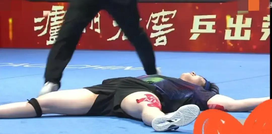 王楚钦创历史夺世界杯冠军王皓的庆祝动作看哭无数人最后一球落地的瞬间，看台上的