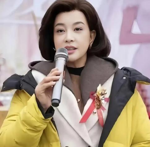 刘晓庆把外甥当儿子养，惨遭妹妹一家“吃绝户”，升米恩斗米仇！娱乐圈的人情世故向