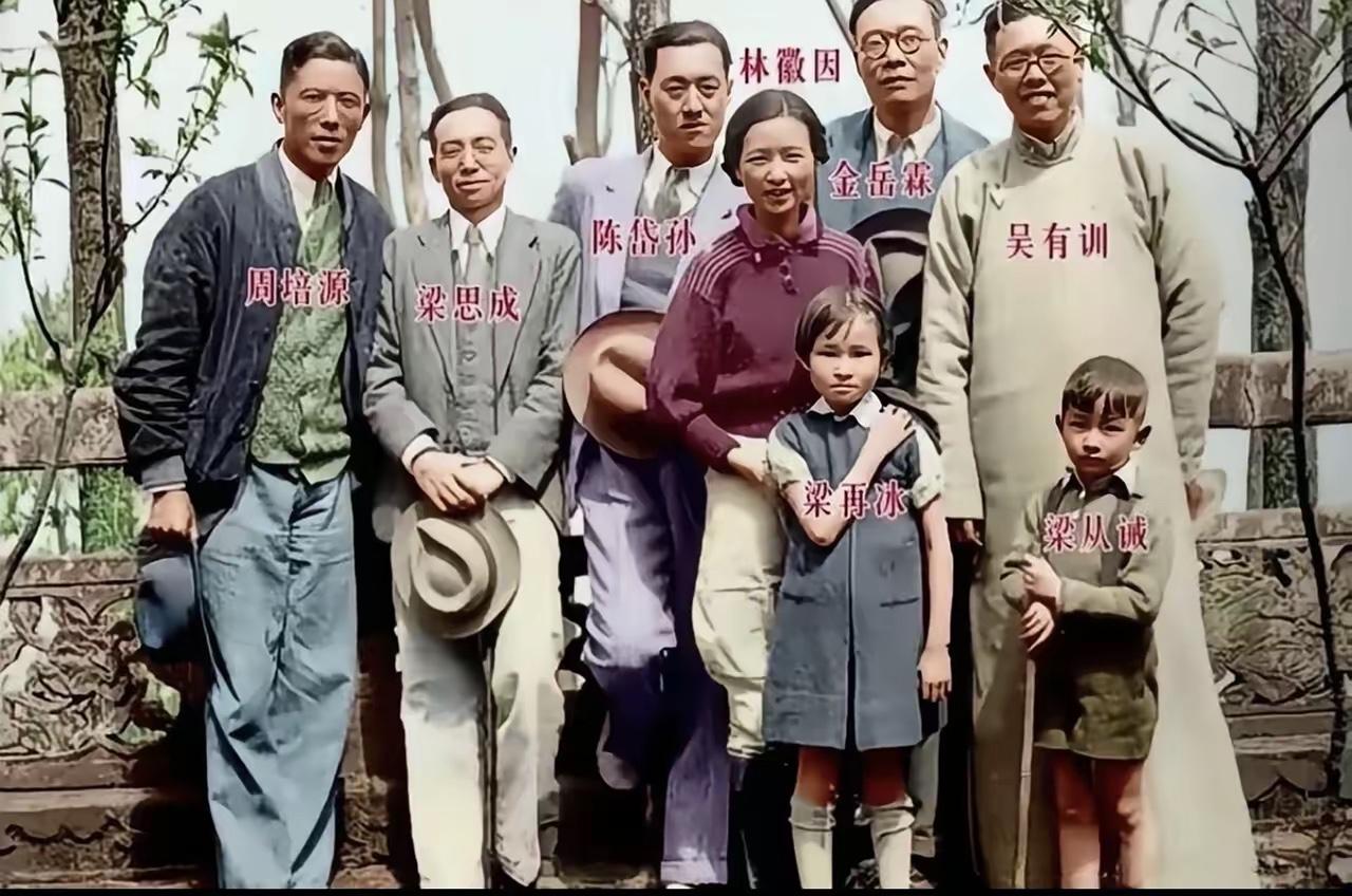 这是拍摄于1938年的一张大合影，梁思成与林徽因夫妇和好友踏青时的真实样貌，都看