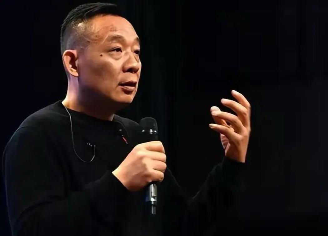 “招聘保安保洁，要求25岁、本科学历“8月18日，胖东来新乡店发布的一则招聘启事