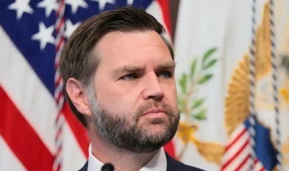 我们要当心了！万斯很可能成为下一届美国总统。一旦他当上总统，就不只是天天制造戏剧
