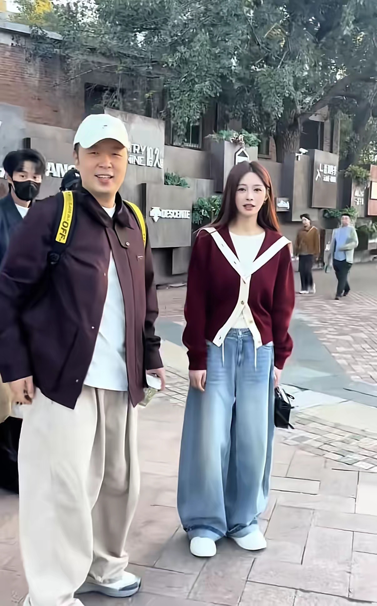 北京街头意外爆红！沈梦辰杜海涛离谱偶遇，路人不想拍，明星反倒追着合影谁见过明星追着路人拍照的？！近日