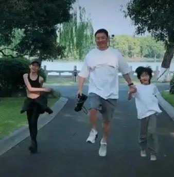 黄磊孙莉带儿女逛西湖黄磊孙莉大女儿黄多多在美国留学，夫妻二人带着小女儿和小儿子