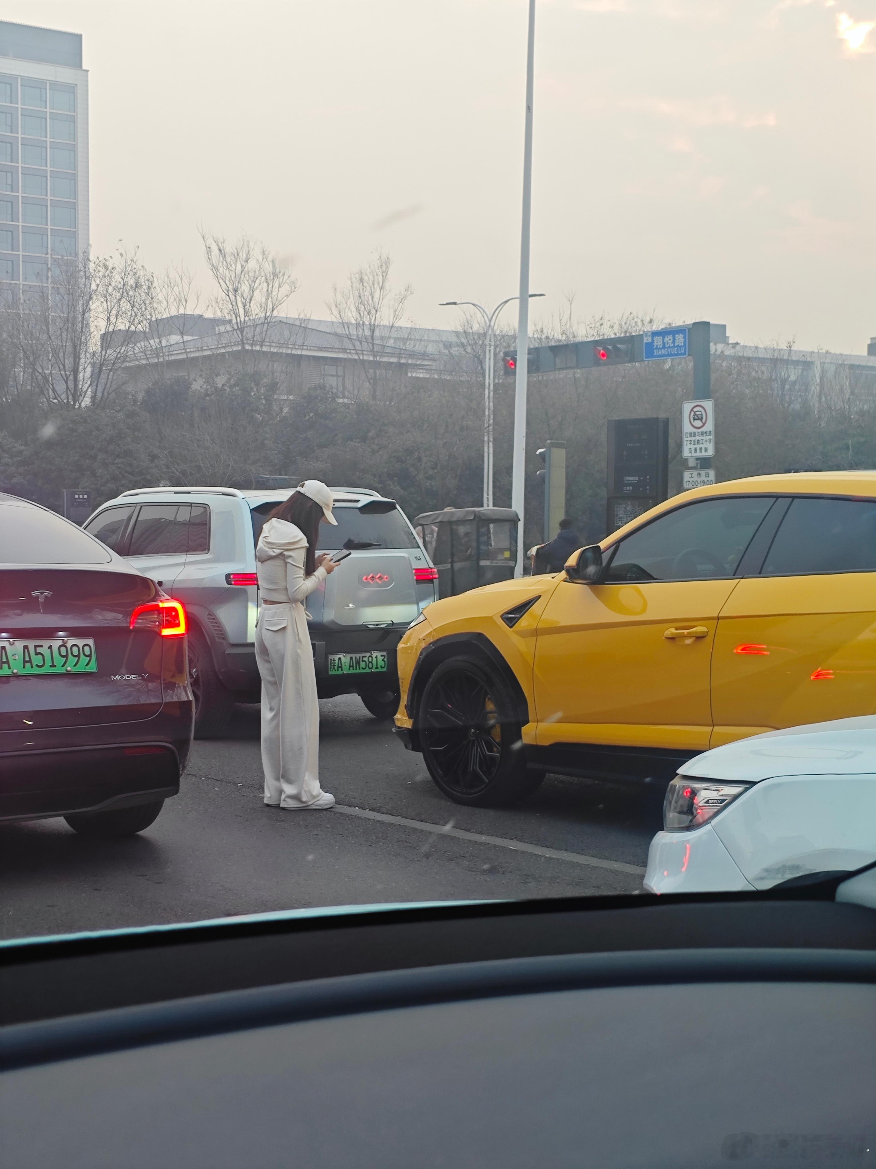 看保险公司的车在旁边停着就知道不简单，兰博基尼Urus被比亚迪钛3蹭了，亮点过多