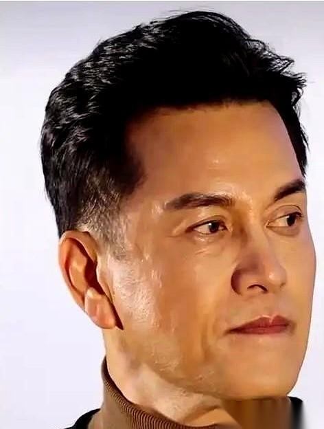 说说吕良伟。一九九六年，他走进婚姻登记处，打算先把和周海媚的婚离了，再风风光光