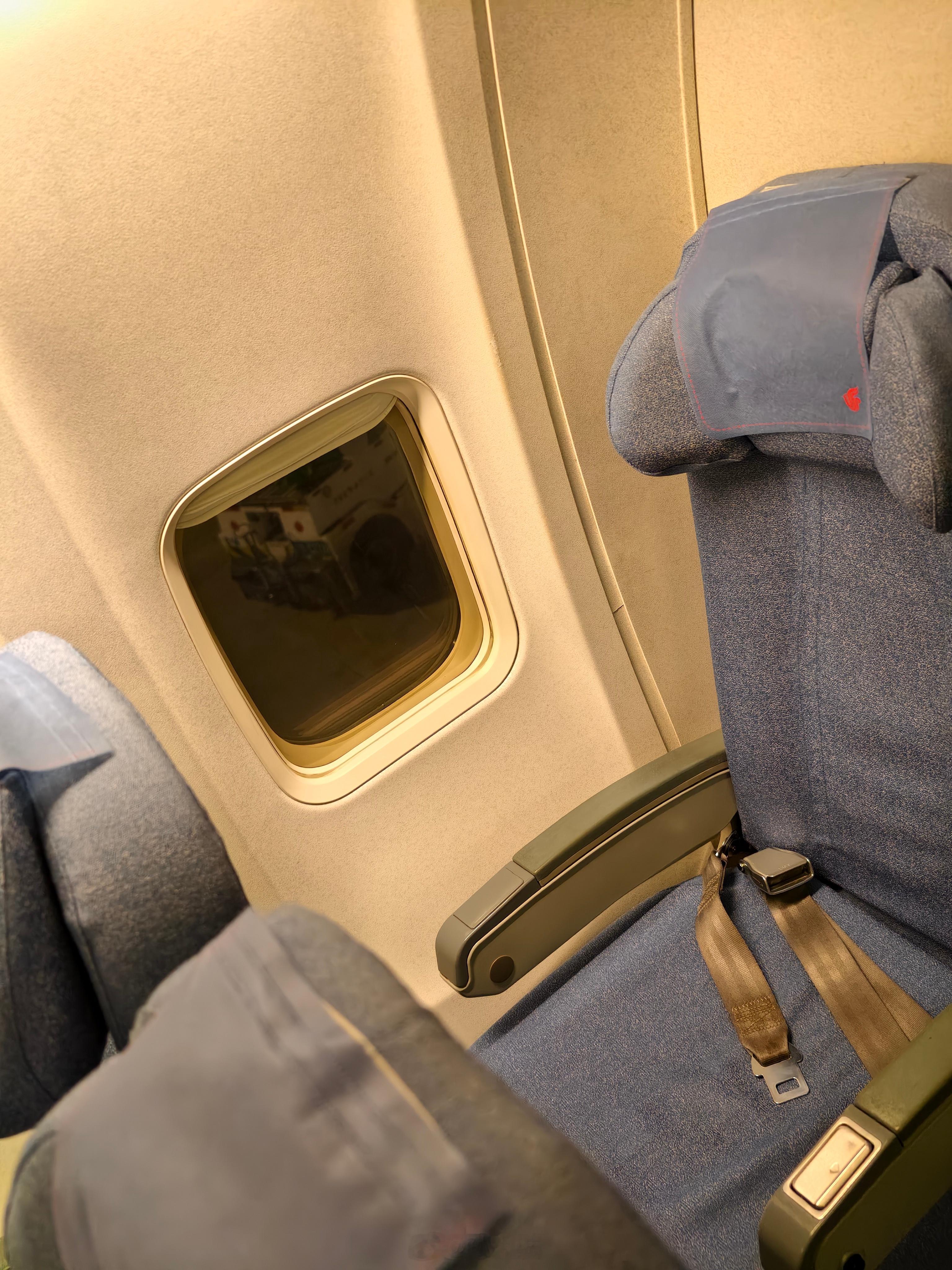 离了个谱！早早的在第一时间选了座位，甚至今天下午还又看过座位，到了飞机上，直接突