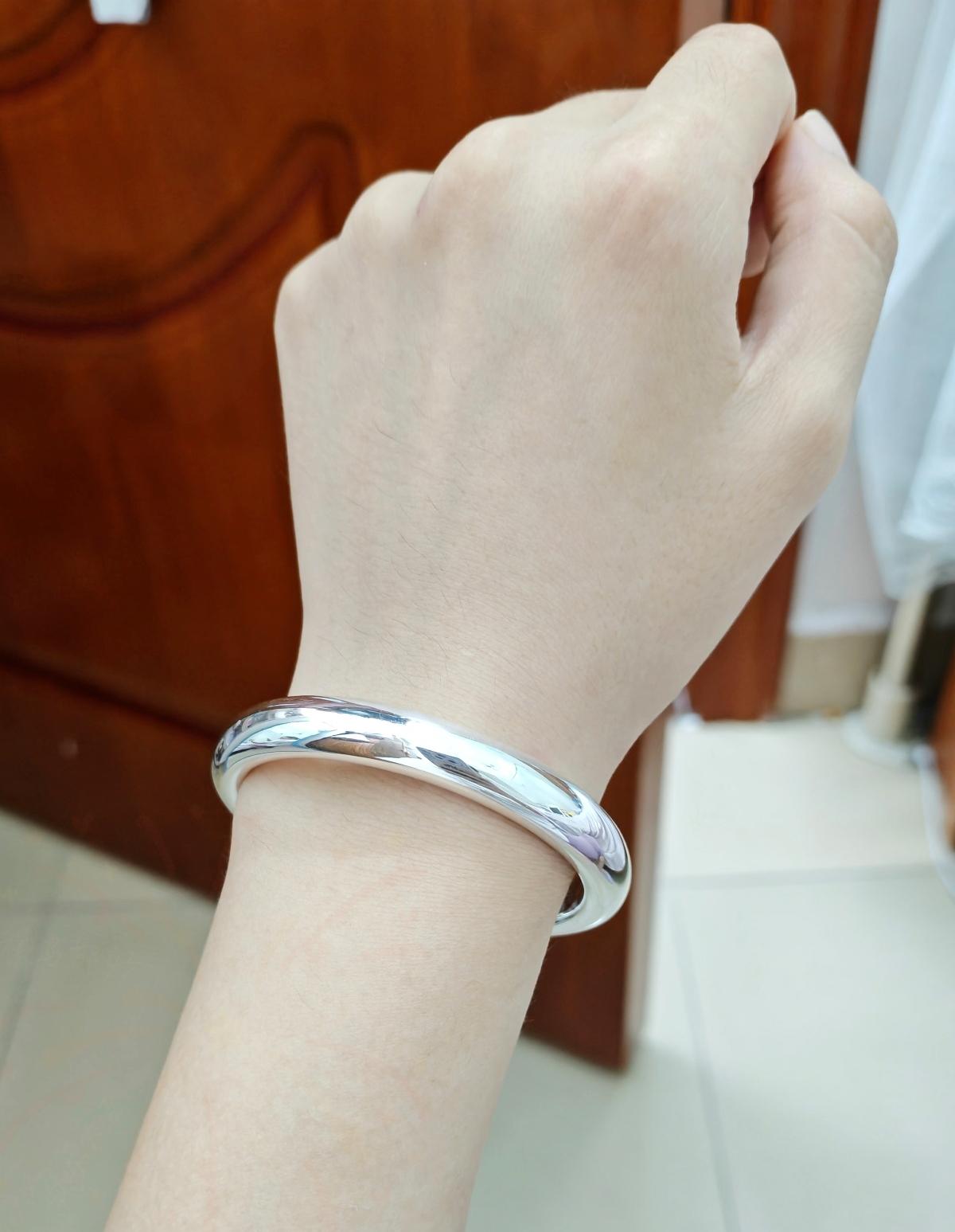 一觉醒来银镯子都涨到40一克了！30多克的镯子要1250块，这价格简直离谱到家！