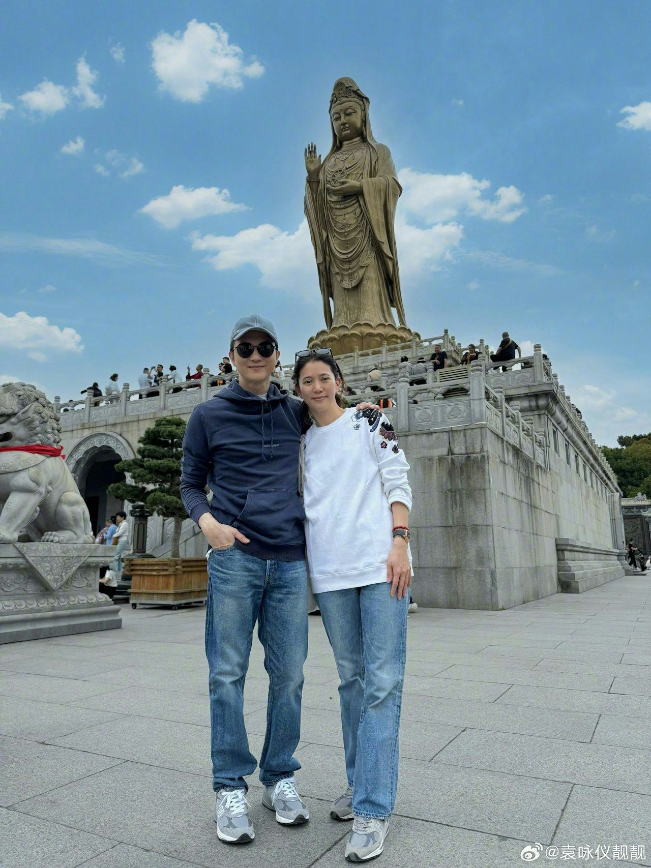 这俩老夫老妻也太真实了吧！2026年第一天就晒素颜贴脸照，皮肤状态绝了，但袁咏仪