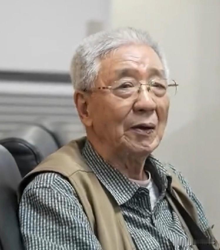 91岁海军老兵参观军舰，却因没有预约被安保人员拦下，情急之下，他拿出1953年的