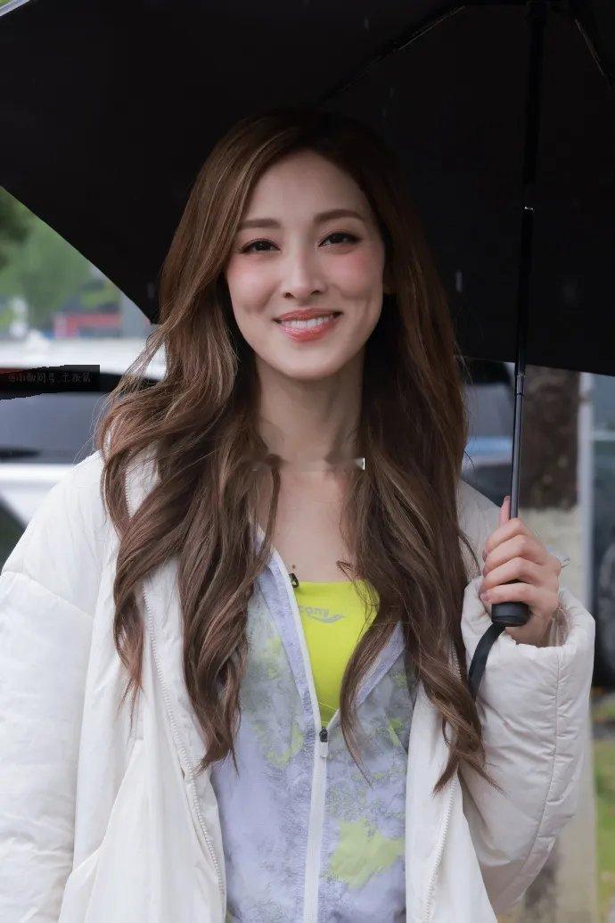 陈凯琳在录制浪姐的时候搭配的很有潮流之美，里面穿柠檬色运动装，外面套着灰色的印花