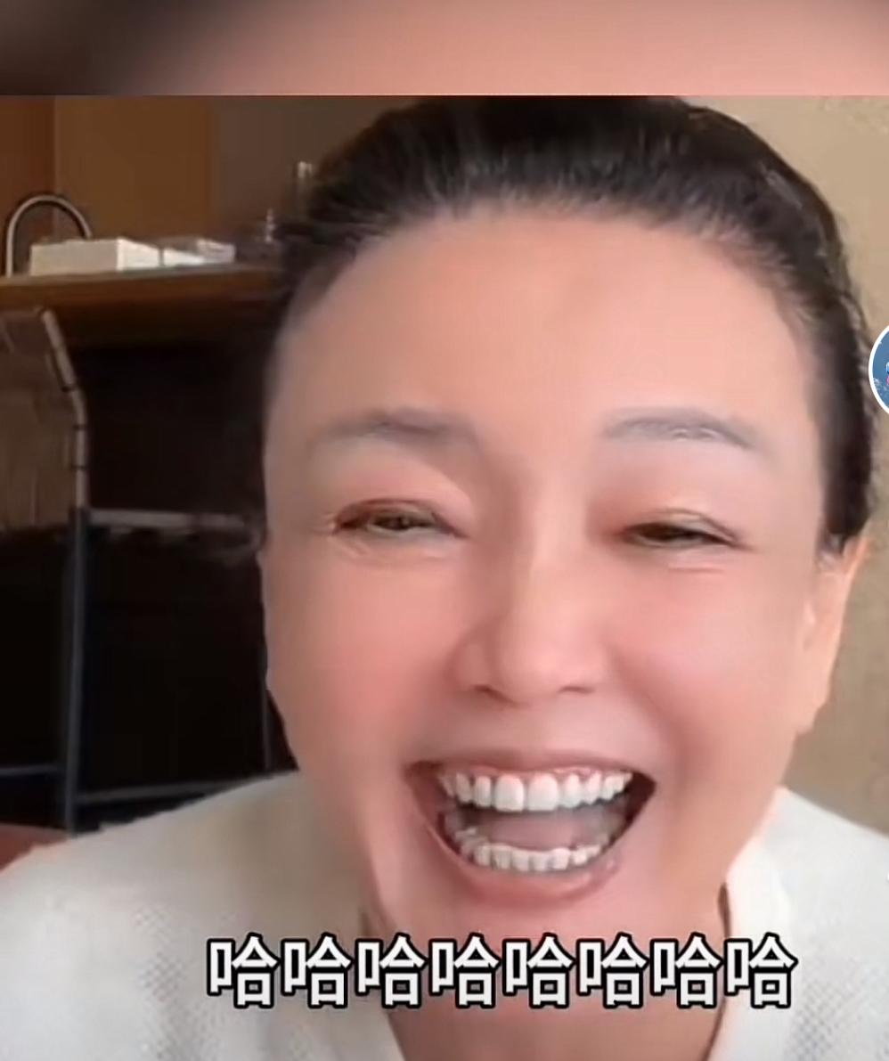 兰姐又直播啦，孙子琳琳在旁边兰姐：哎哟，这眼睛睁得圆溜溜的，太开心啦！家人们