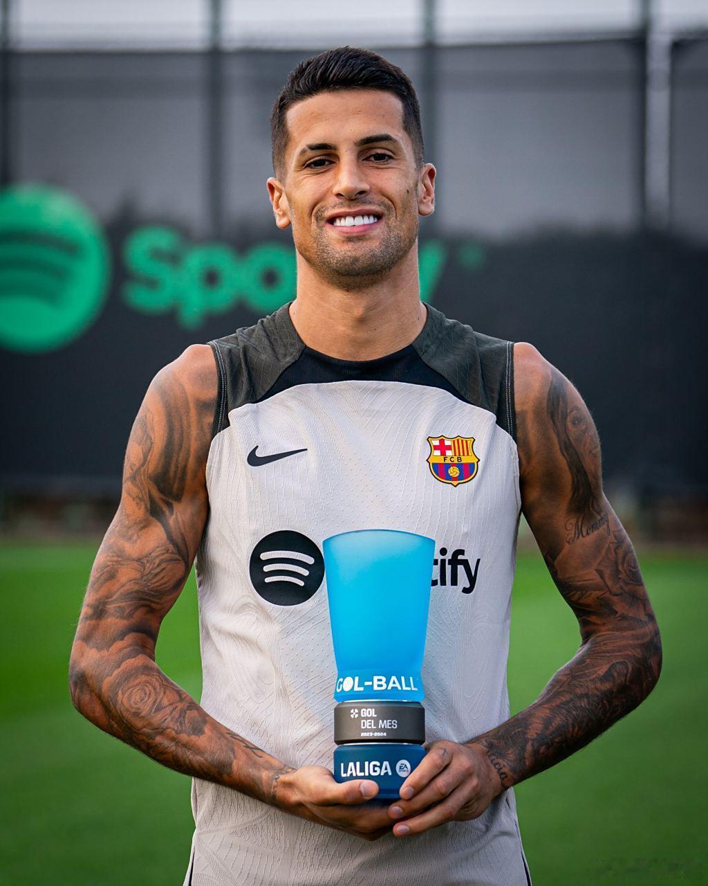 1500万薪资吓退巴萨！坎塞洛转会惊天反转，国米狂砸半薪截胡深夜，足坛冬窗最狗血