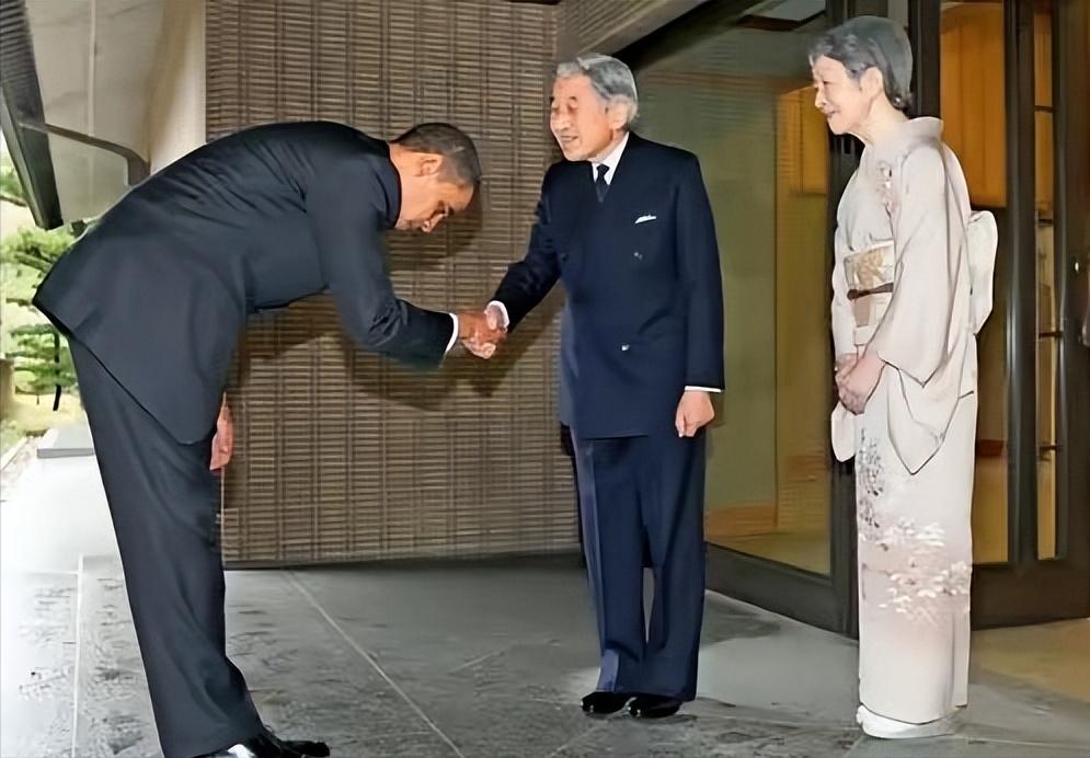 奥巴马见到日本天皇时，握手时深深的鞠躬，显得非常谦卑，从形式上看，奥巴马对天皇表