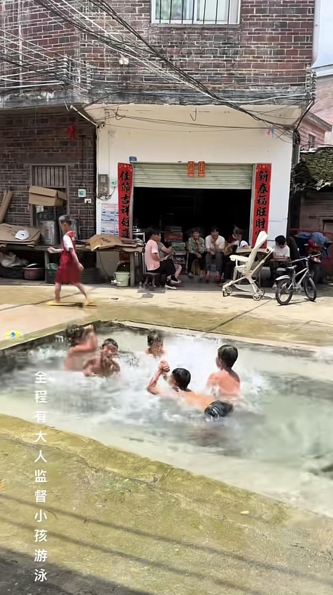 谁家的公公，打着灯笼都难找😡😡居然在自家门口挖了一个简易游泳池，