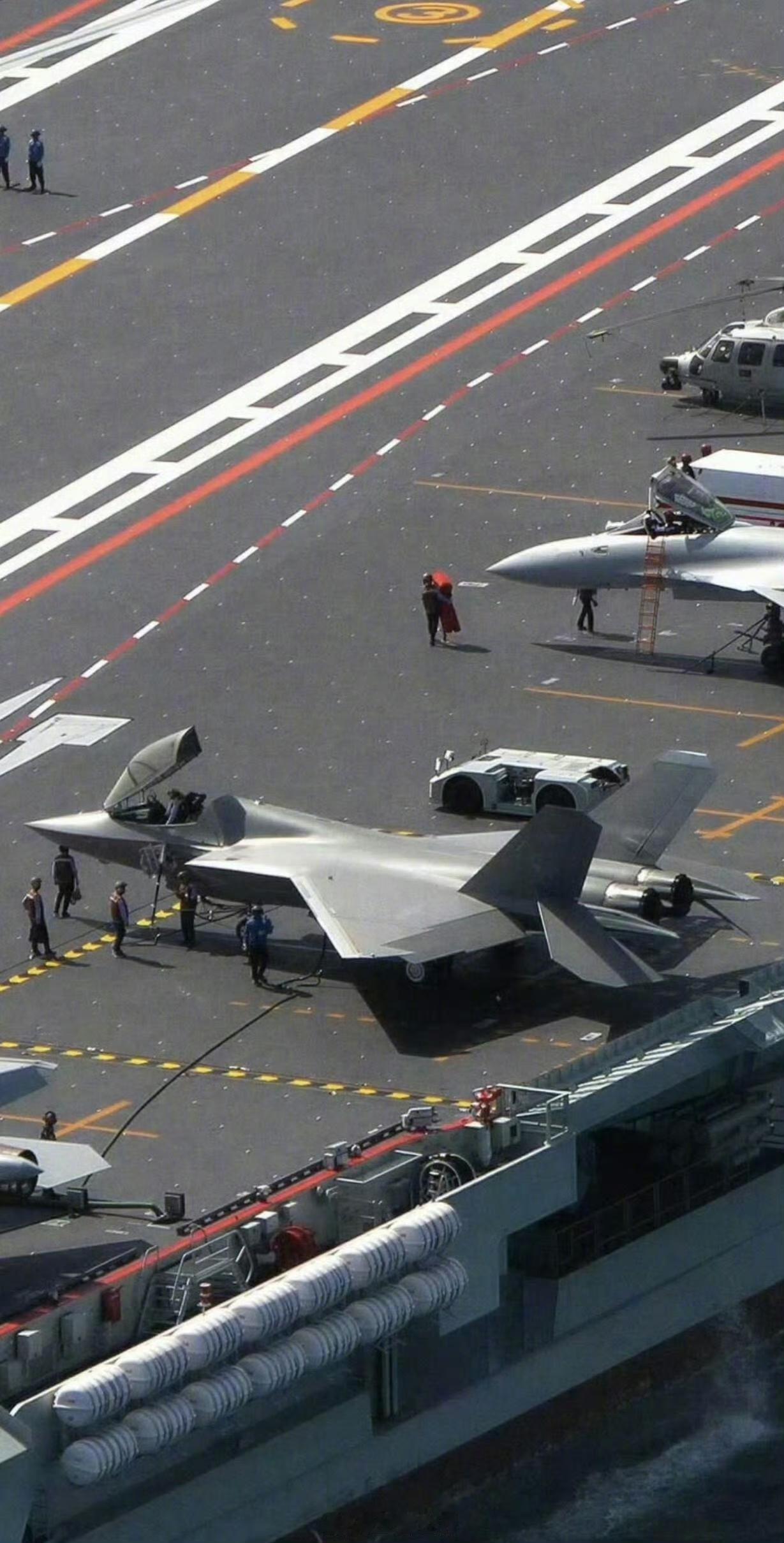 福建舰上歼35打开机舱盖太帅了