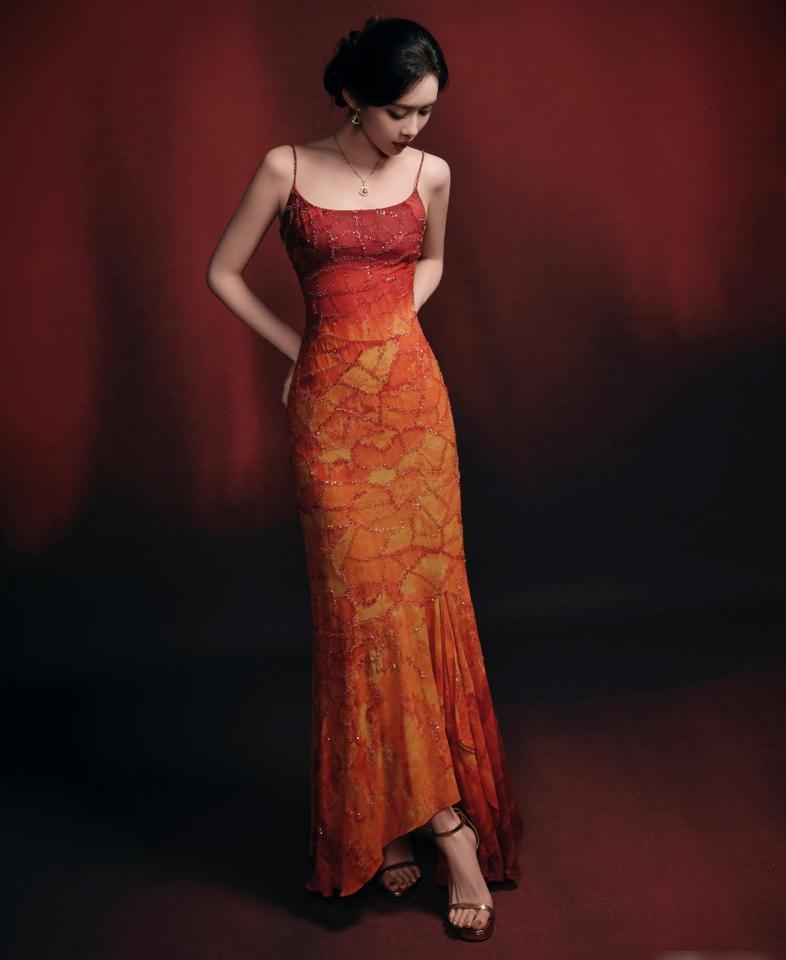 她偷偷穿了一件20年前的“旧衣服”，却赢了所有穿新款高定的人。这条裙子来自El