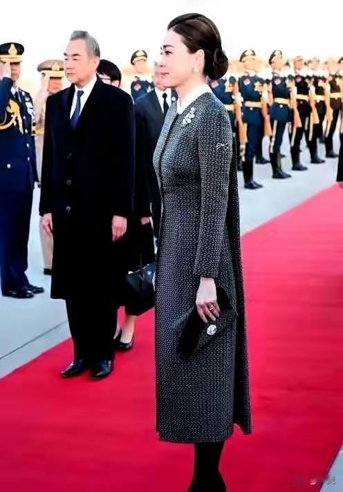 47岁泰国王后惊艳亮相！紧身泰装零赘肉，秘诀竟是20年前的职业？你能想象这是