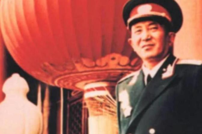 1966年3月18日，60岁的罗瑞卿将军从3楼纵身跳下，当场血流不止。消息传出，