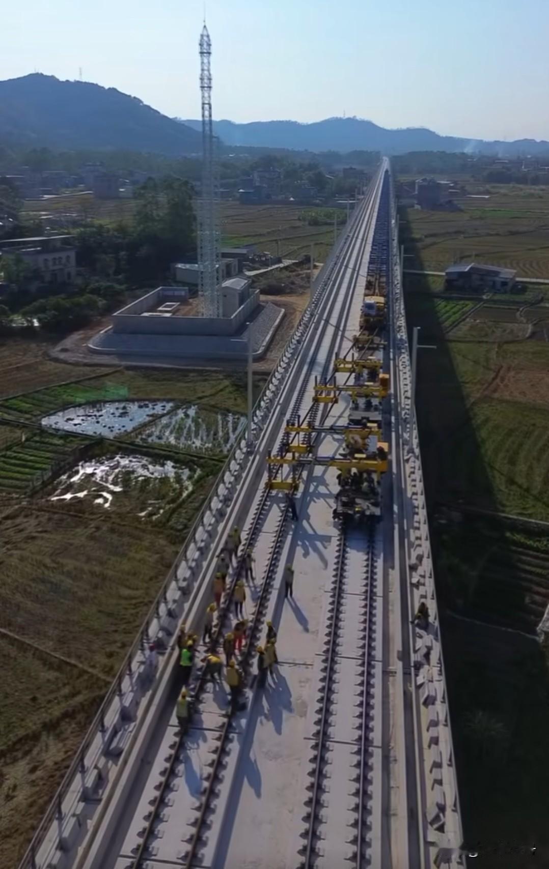 这条粤桂高铁大动脉不断刷新进度，玉林至岑溪段铺轨工作正在加速进行中！期盼已