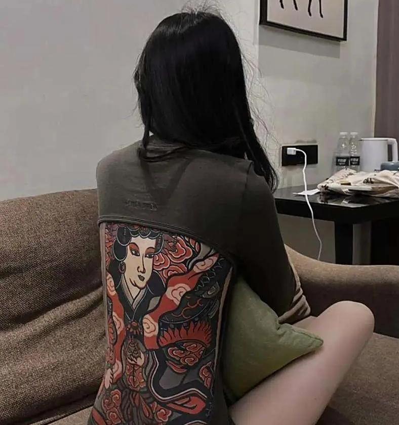 年轻人追求个性本无可厚非，但像这样为了所谓“潮流”冲动纹身，属实是用未来的代价换