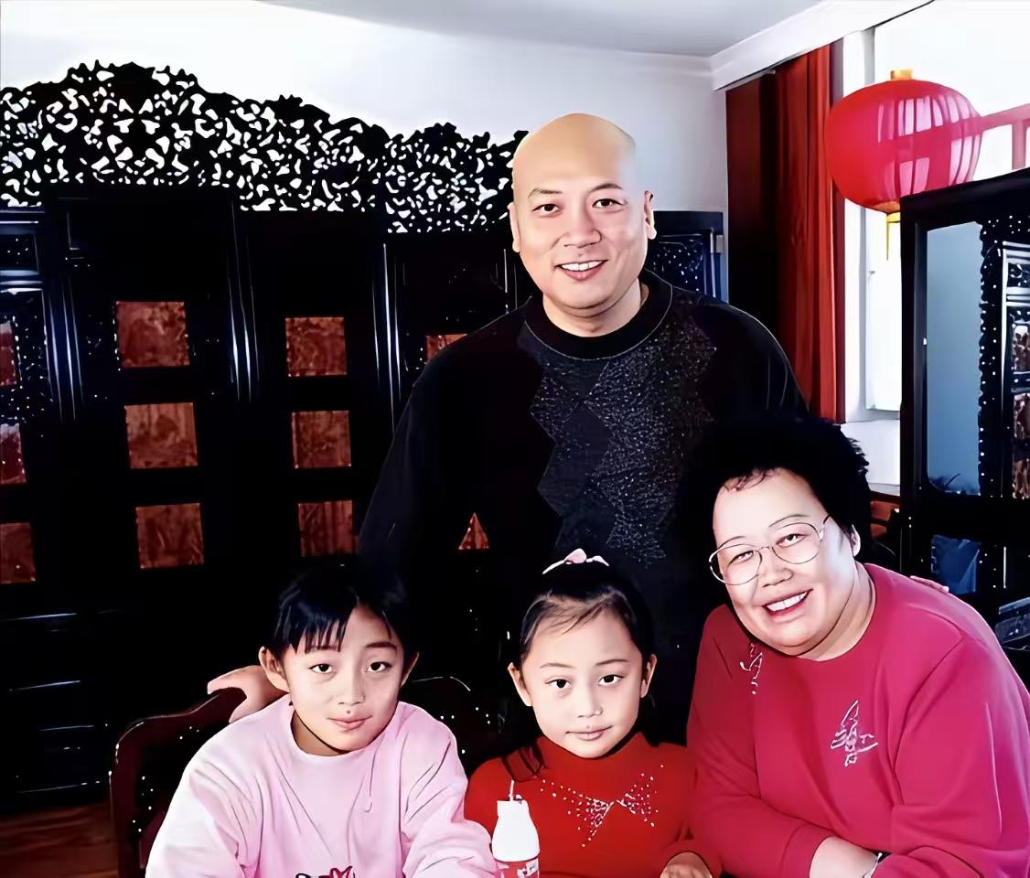 迟重瑞没有自己的孩子，感觉迟对女色根本不感兴趣，否则在那个年代到了38岁了才第一