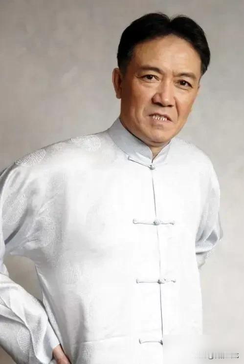 身价过亿，却把98岁的爹和95岁的妈，送进两家不同的养老院。亲儿子40岁，不