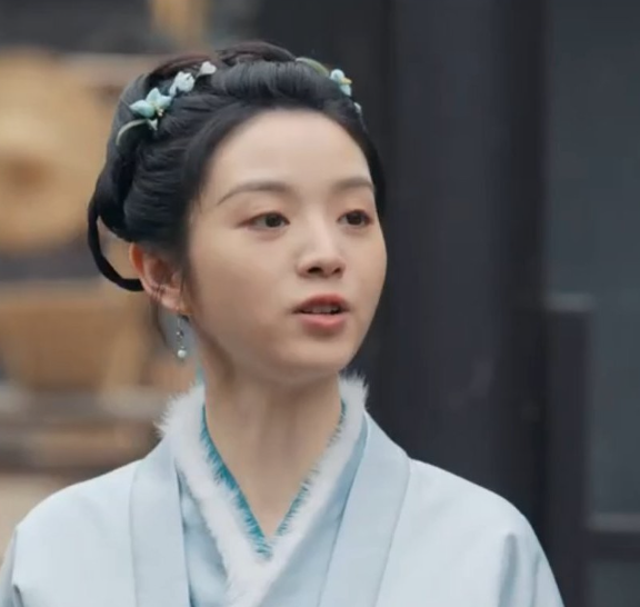 终于知道田曦薇为何一直有刘海了她的很多戏里都有刘海，看了她主演的田耕记以后明白