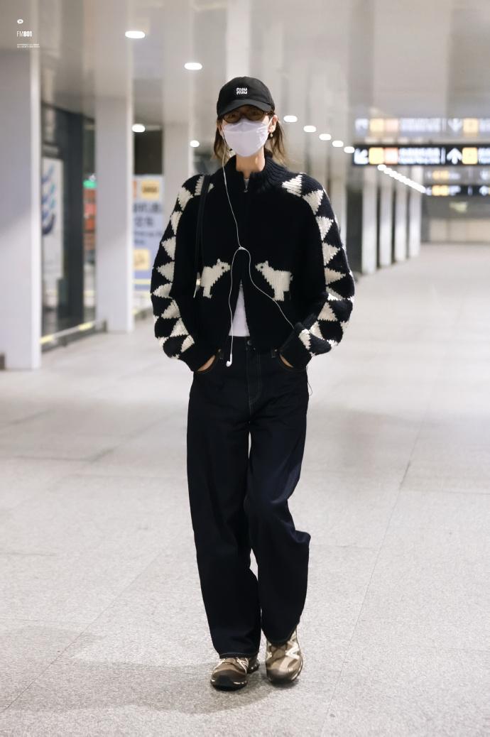 今天刘雯现身机场，她这次搭配了一身深色的衣服，看上去有种酷酷的感觉，真的好迷人。