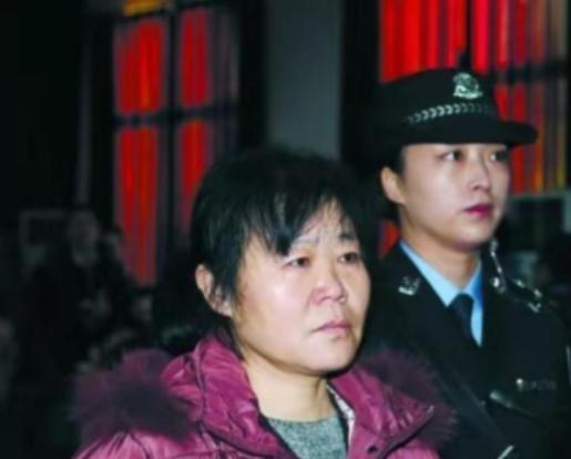 1980年代，富平县妇幼保健院，张素霞还是个意气风发的年轻医生。她的圆脸微胖，烫